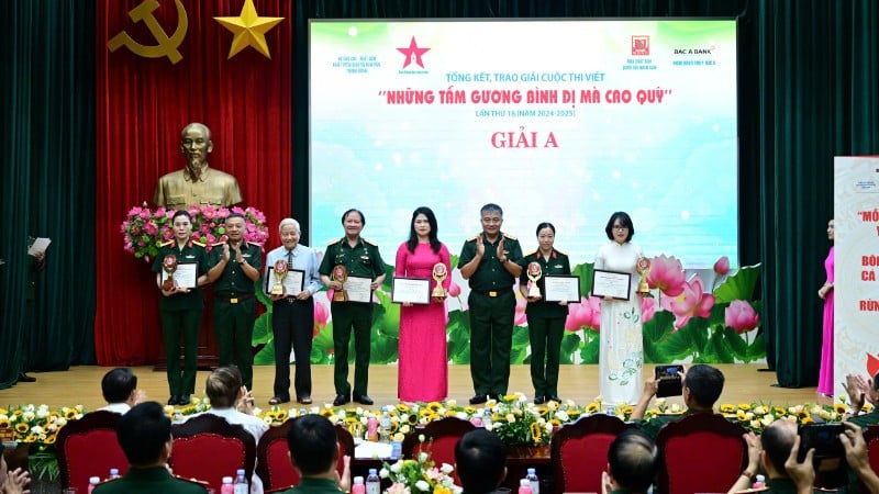 គណៈកម្មាធិការរៀបចំបានផ្តល់កិត្តិយសដល់អ្នកនិពន្ធ និងតួអង្គក្នុងស្នាដៃដែលទទួលបានពានរង្វាន់ A ។