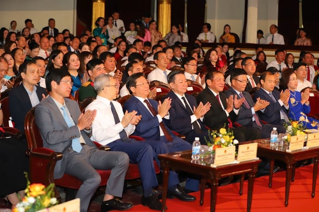 Thi đua để thực hiện cho bằng được tuyên ngôn hành động của Bộ và Ngành VHTTDL: &quot;Văn hóa là nền tảng - Thông tin là mạch dẫn - Thể thao là sức mạnh - Du lịch là nhịp cầu kết nối&quot; - Ảnh 1.