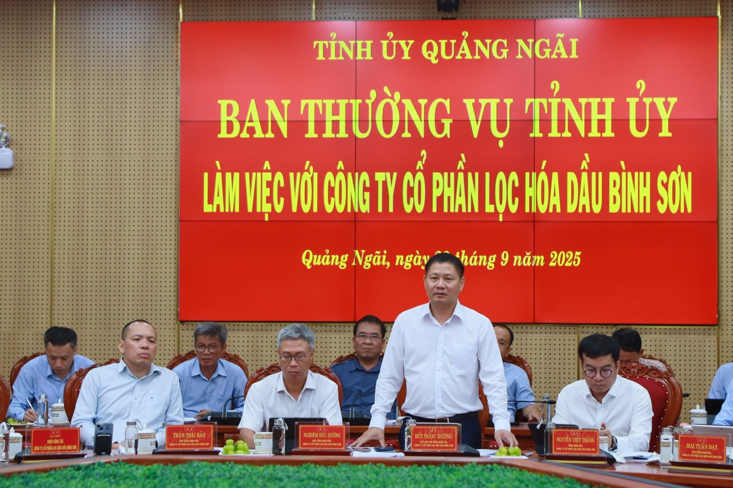 Bui Ngoc Duong, Vorstandsvorsitzender von BSR, berichtete über Produktions- und Geschäftsinhalte und gab dem Provinzparteikomitee und dem Volkskomitee der Provinz Quang Ngai Empfehlungen.