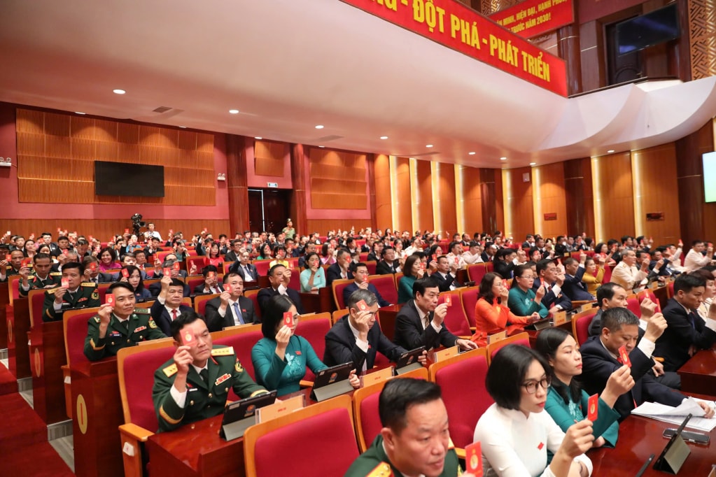 2414178_delegates_decided_to_adopt_the_congress_program_14243025.jpg