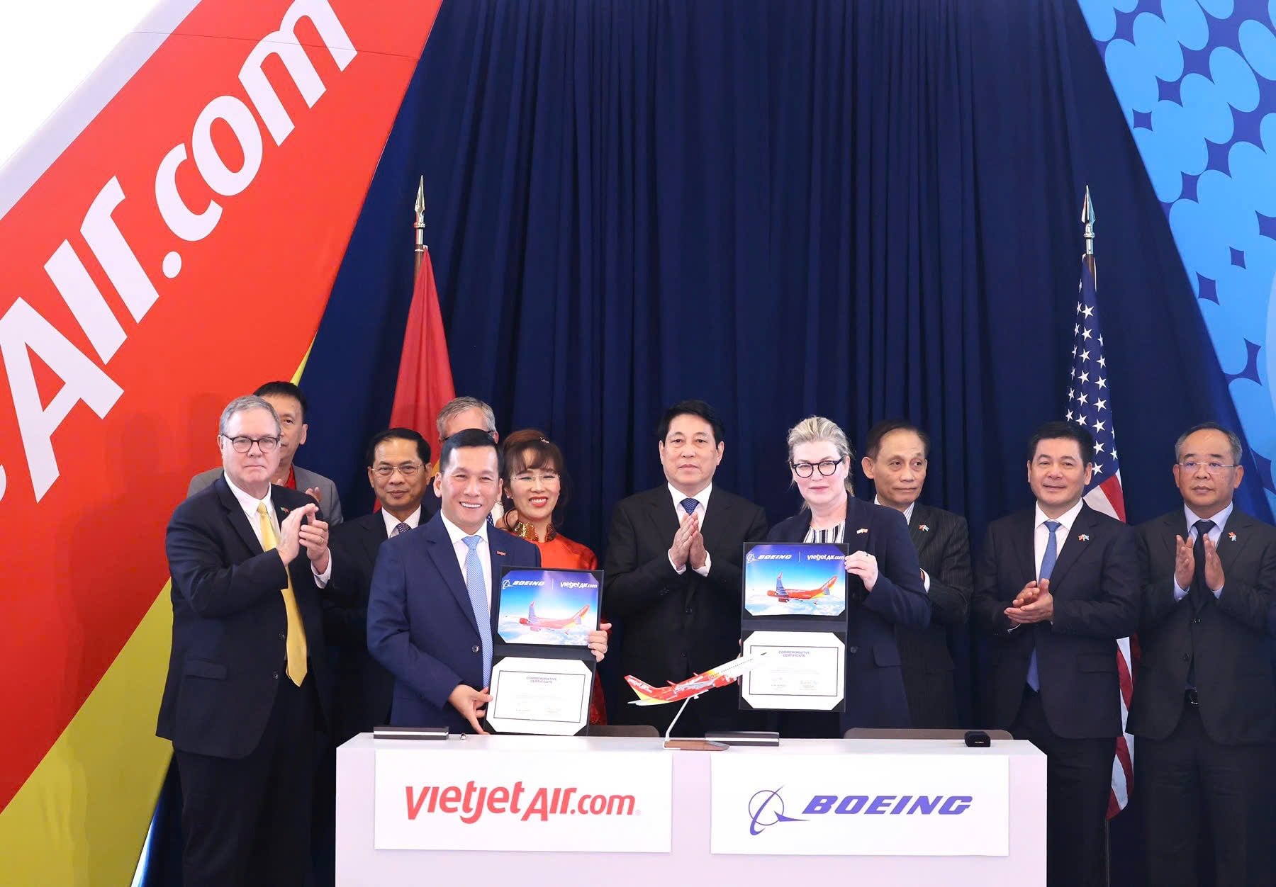 Chủ tịch nước Lương Cường chứng kiến Lễ ký kết bàn giao máy bay giữa Boeing và Vietjet Air