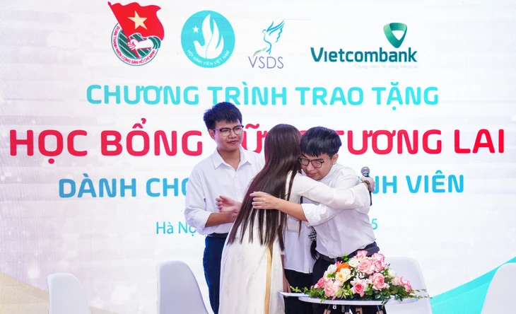 Sinh viên từng là thủ khoa có bố phụ hồ, mẹ mù chữ được nhận học bổng 'Vững tương lai' - Ảnh 1.