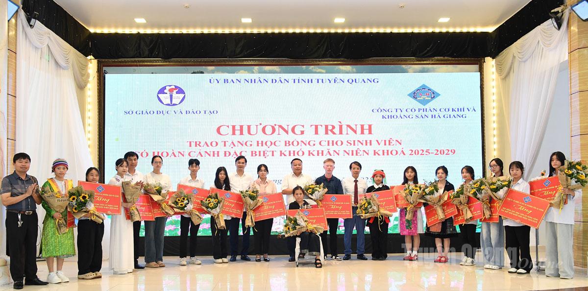 Der Vorsitzende des Volkskomitees der Provinz, Phan Huy Ngoc, die Leiter des Ministeriums für Bildung und Ausbildung und die Ha Giang Mechanical and Mineral Joint Stock Company vergaben Stipendien an neue Studenten.