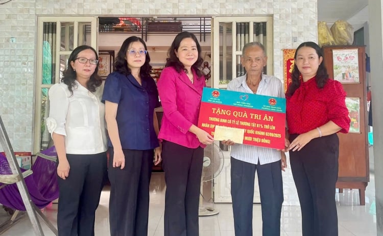 Lãnh đạo phường Long Xuyên thăm gia đình chính sách tiêu biểu, tặng quà Trung thu cho thiếu nhi khó khăn