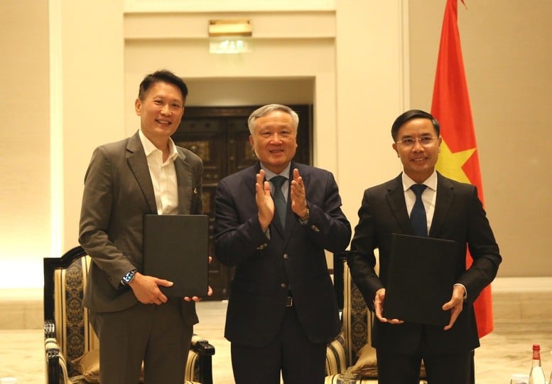 Stellvertretender Premierminister wohnt der Zeremonie zur Unterzeichnung einer Absichtserklärung über die Zusammenarbeit bei der Entwicklung von Blockchain-Technologie und digitalen Vermögenswerten zwischen Binance und dem Volkskomitee der Stadt Da Nang bei – Foto: VGP/Nguyen Hoang