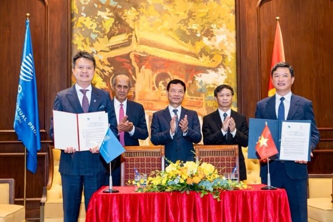 Bộ trưởng Nguyễn Mạnh Hùng chứng kiến lễ ký kết bản ghi nhớ hợp tác giữa WIPO và Cục Sở hữu trí tuệ.