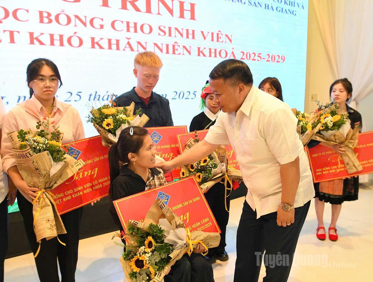 Der Vorsitzende des Volkskomitees der Provinz, Phan Huy Ngoc, ermutigte Schüler mit schwierigen Umständen, die Aufnahmeprüfung für die Universität im Jahr 2025 zu bestehen.