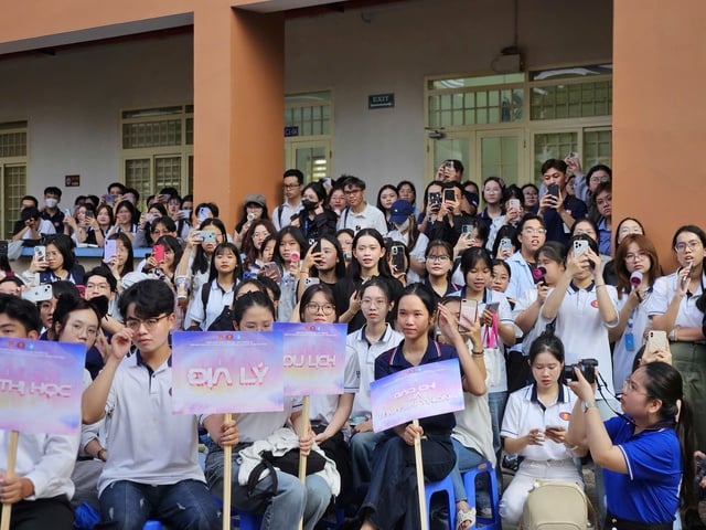 Hiệu trưởng làm khảo sát để hiểu tâm tư của tân sinh viên - Ảnh 4.
