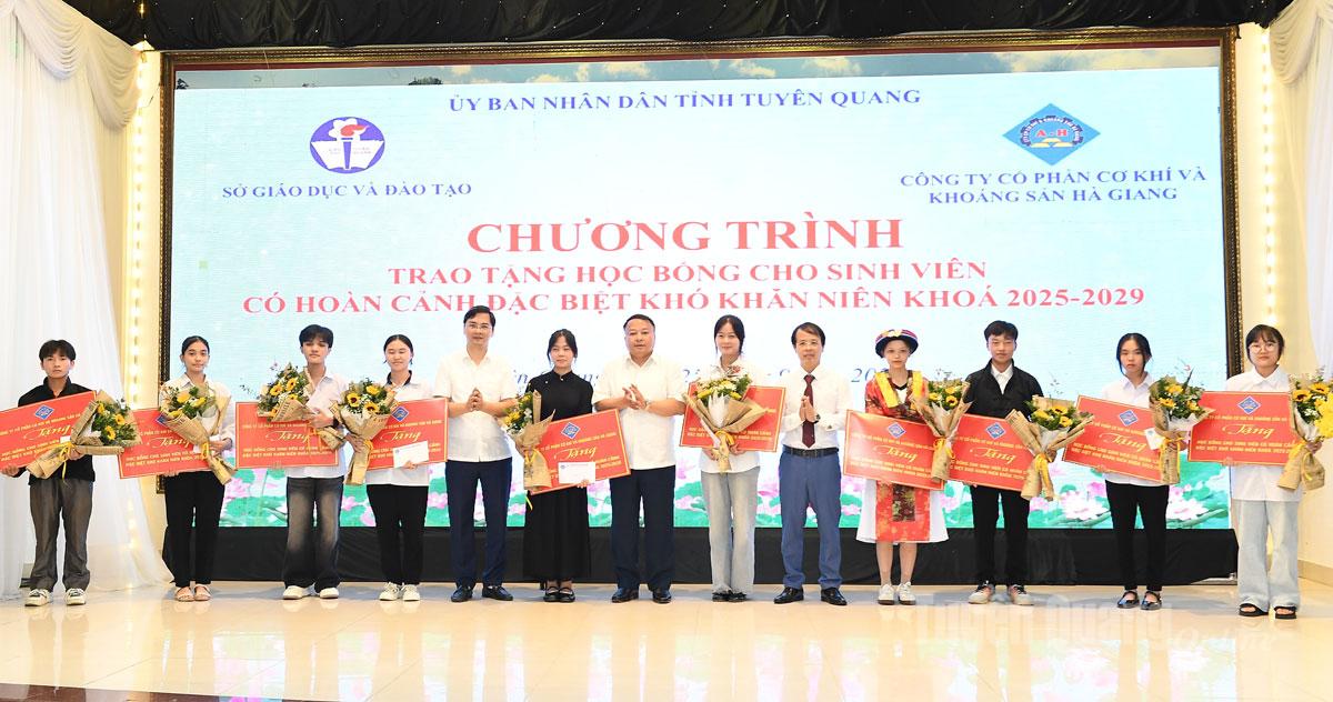 Der Vorsitzende des Volkskomitees der Provinz, Phan Huy Ngoc, die Leiter des Ministeriums für Bildung und Ausbildung und die Ha Giang Mechanical and Mineral Joint Stock Company vergaben Stipendien an neue Studenten.
