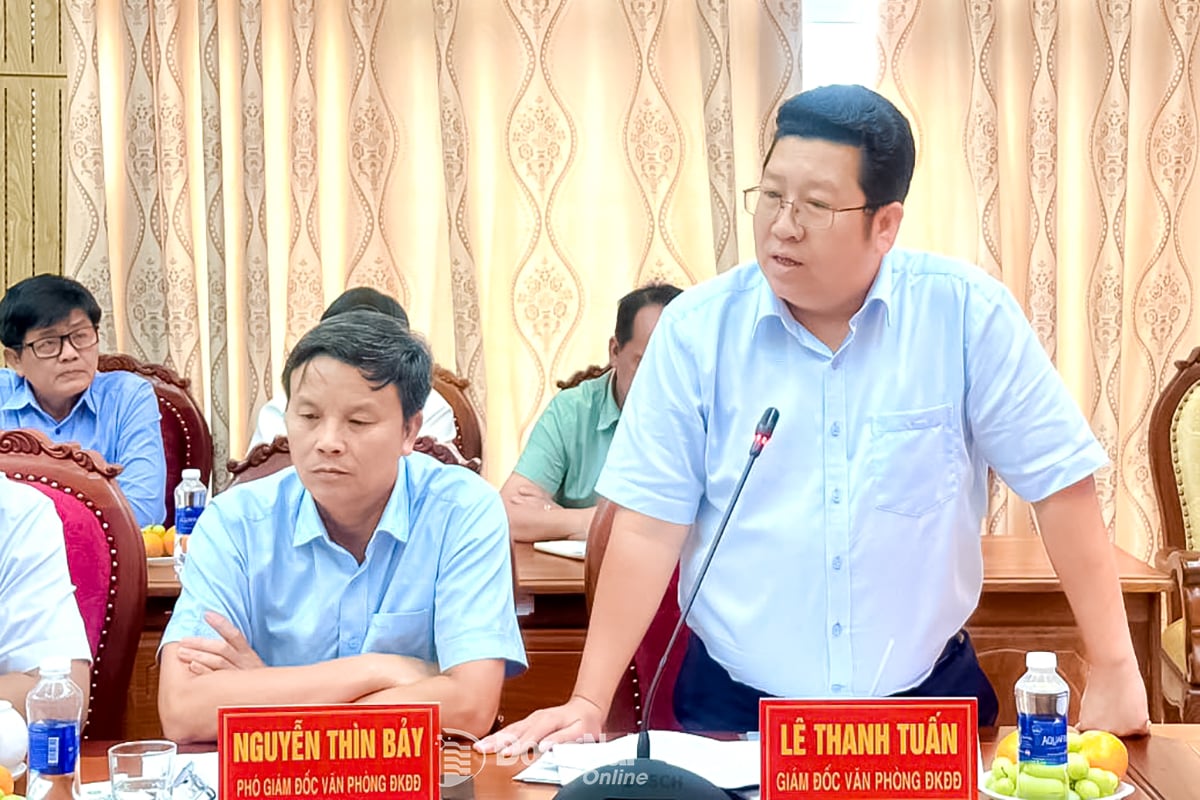 Giám đốc Văn phòng Đăng ký đất đai tỉnh Đồng Nai Lê Thanh Tuấn báo cáo tại hội nghị. Ảnh: Khôi Vũ
