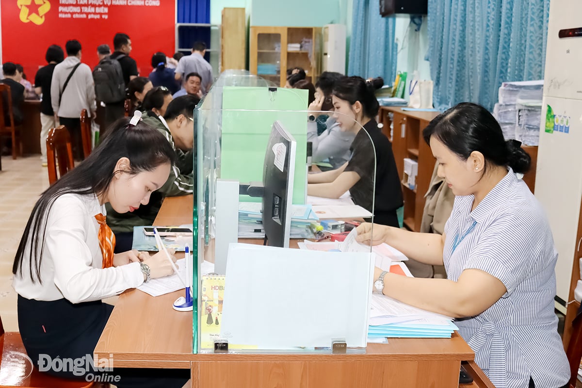 Người dân làm thủ tục đất đai tại Trung tâm Phục vụ hành chính công phường Trấn Biên. Ảnh: Hoàng Lộc
