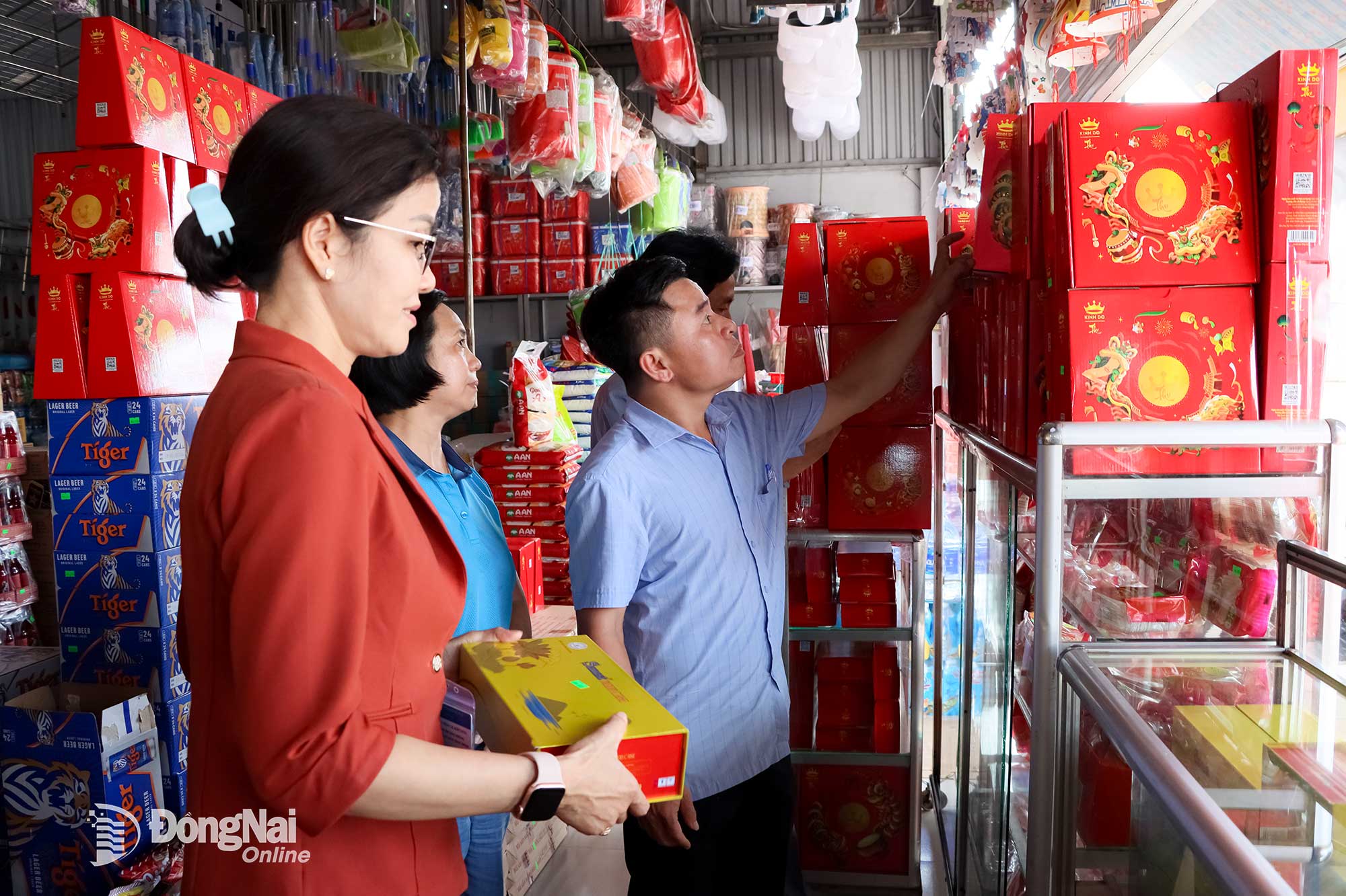 Đoàn công tác kiểm tra các mặt hàng bánh trung thu bày bán tại cửa hàng tạp hóa thuộc thôn Tân An, xã Đồng Phú. Ảnh: Xuân Túc
