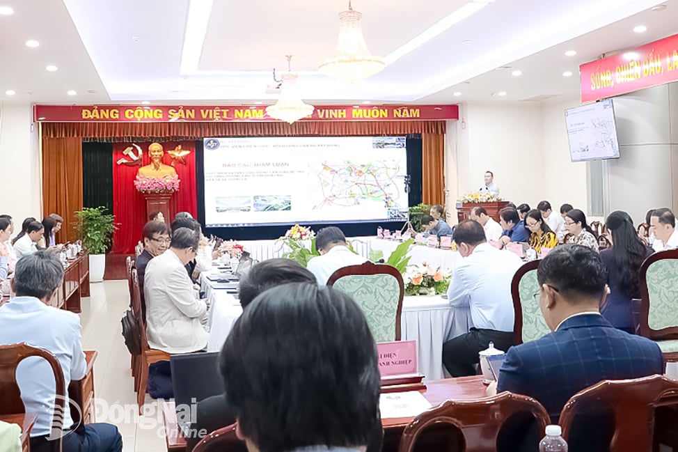 តំណាងក្រសួងសំណង់ បានធ្វើបទបង្ហាញក្នុងសិក្ខាសាលា។ រូបថត៖ Pham Tung 