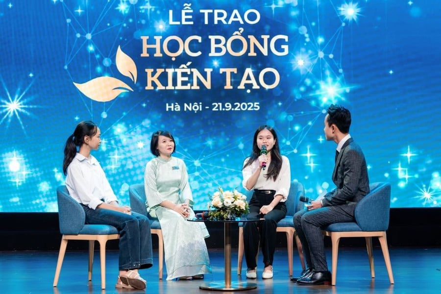 Các học sinh Học bổng kiến tạo và giáo viên gặp gỡ và chia sẻ nhiều câu chuyện ý nghĩa, nhìn lại hành trình 5 năm của chương trình. Ảnh: Vinschool