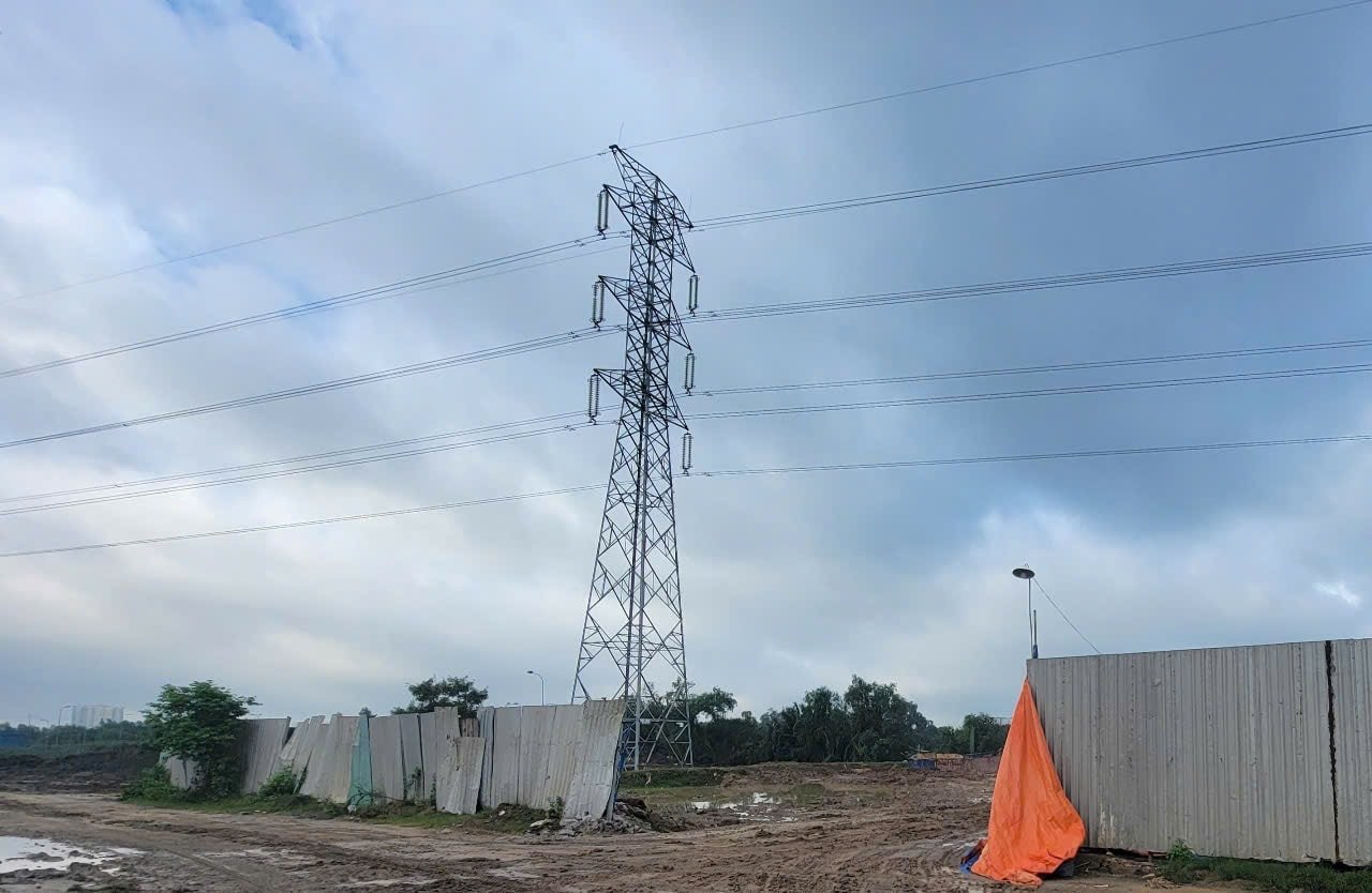 Das Hochspannungsnetz verläuft durch ein Wohnprojekt im Bezirk Phuoc Long in Ho-Chi-Minh-Stadt. Foto: Quang Phuong