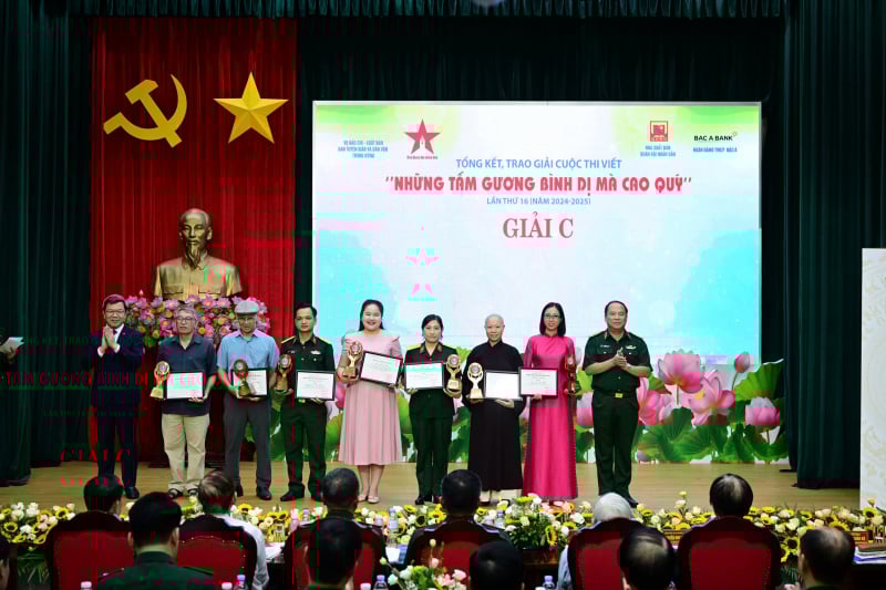 22 tác phẩm đạt giải Cuộc thi viết “Những tấm gương bình dị mà cao quý” lần thứ 16 -0