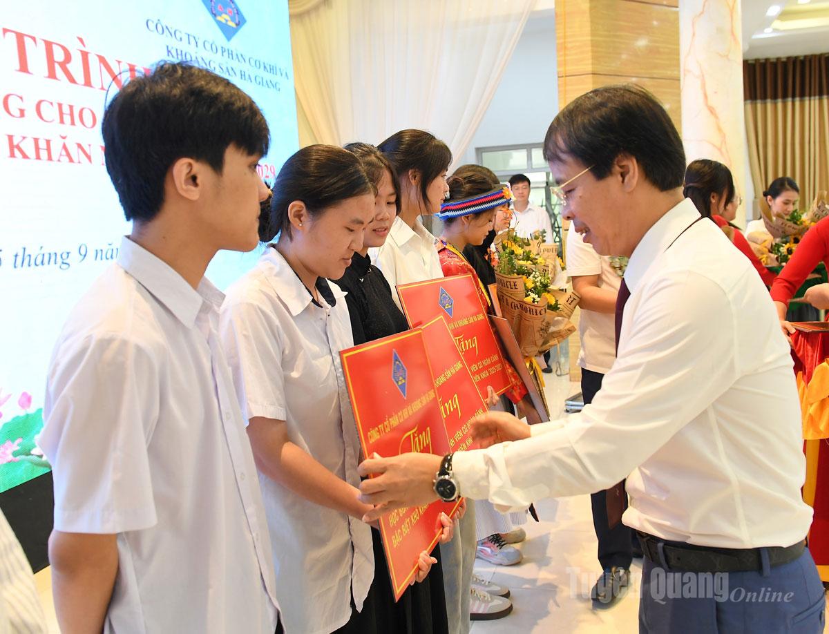 Herr Do Khac Hung, Direktor der Ha Giang Mechanical and Mineral Joint Stock Company, vergab Stipendien an Studenten.