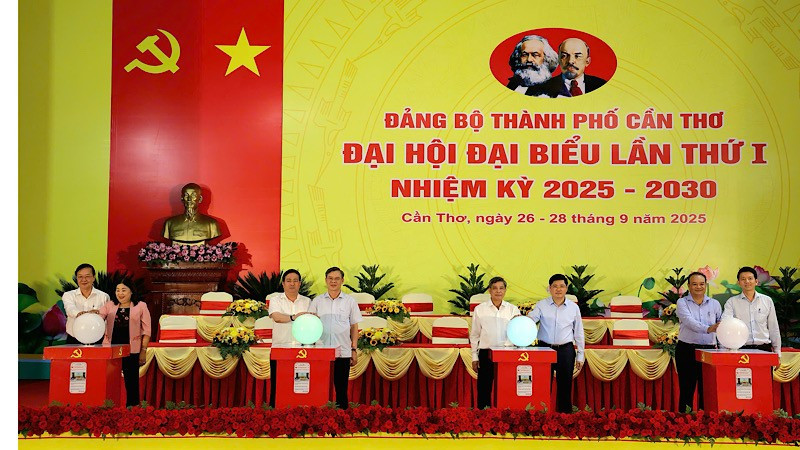 Lãnh đạo Thành ủy Cần Thơ công bố ứng dụng phục vụ Đại hội Đảng bộ thành phố.