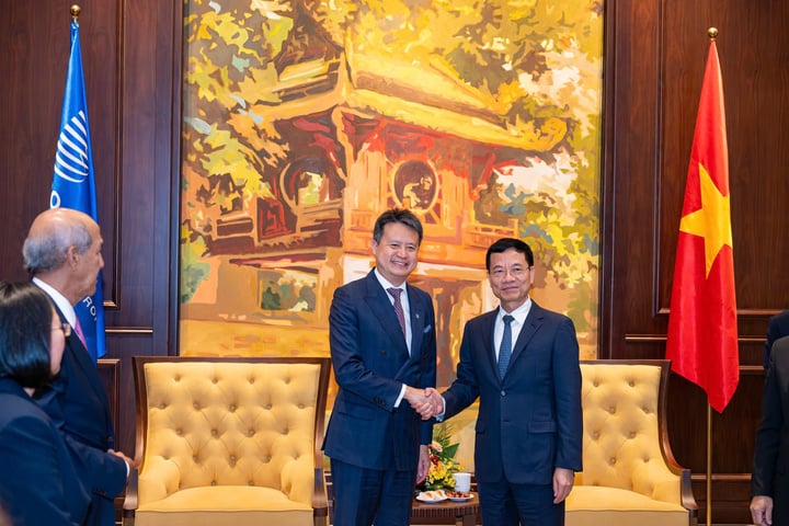 រដ្ឋមន្ត្រី Nguyen Manh Hung (ស្តាំ) ជាមួយអគ្គនាយក WIPO លោក Daren Tang ។