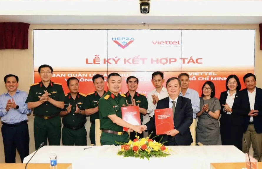 Đại diện Viettel TPHCM và HEPZA tại lễ ký kết hợp tác