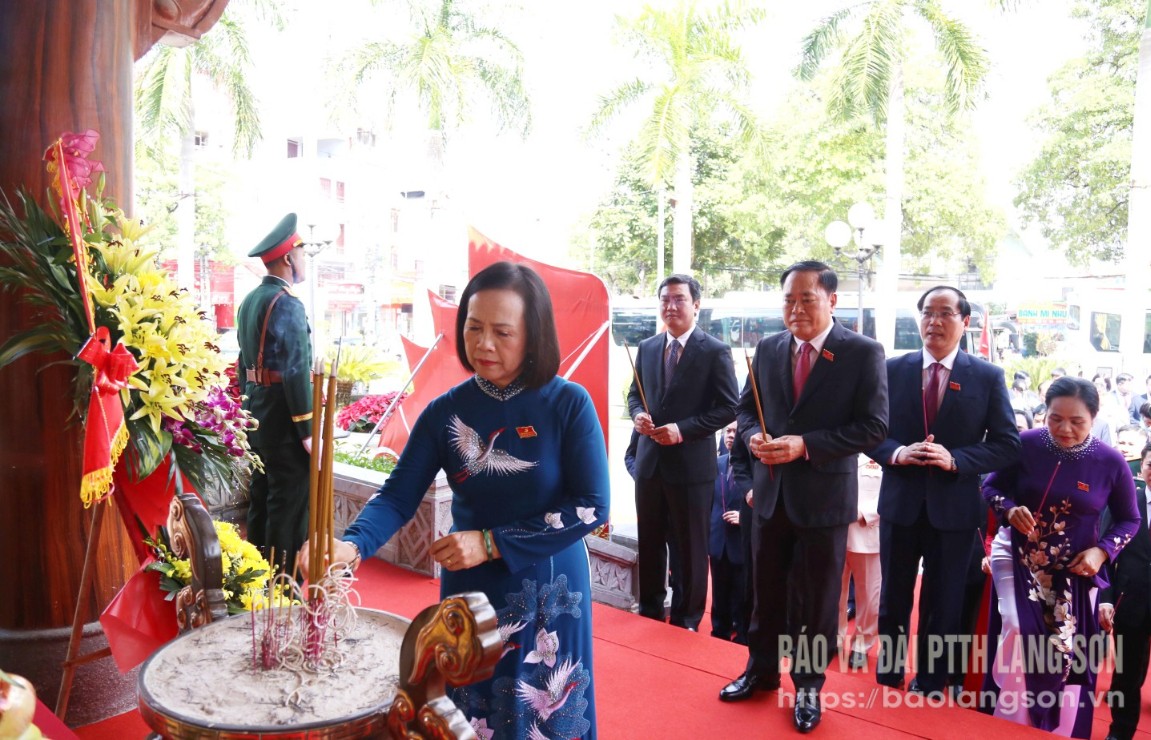 O camarada Doan Thi Hau, secretário adjunto permanente do Comitê Provincial do Partido, ofereceu incenso no memorial do presidente Ho Chi Minh.