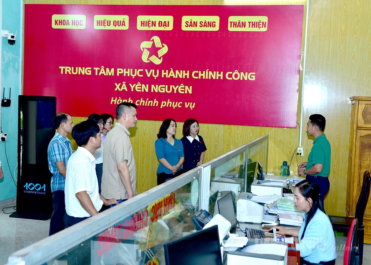 Đồng chí Trưởng đoàn ĐBQH hoạt động chuyên trách khoá XV tỉnh Lý Thị Lan cùng đoàn khảo sát tình hình hoạt động tại Trung tâm Phục vụ hành chính công xã Yên Nguyên.