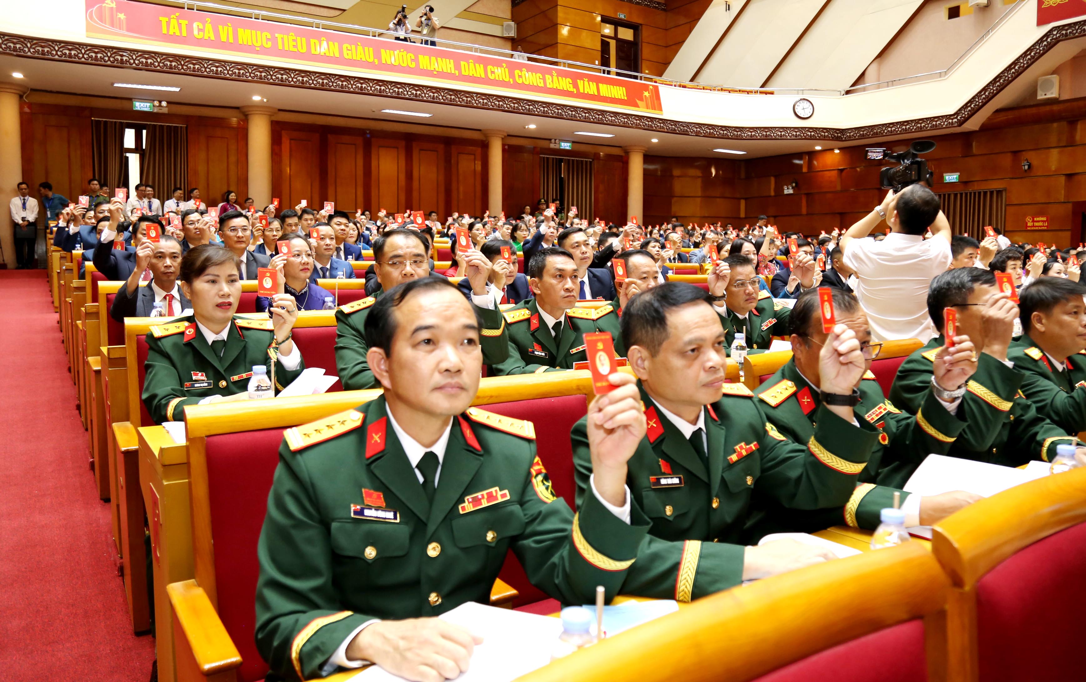 Các đại biểu biểu quyết bầu Đoàn Thư ký đại hội