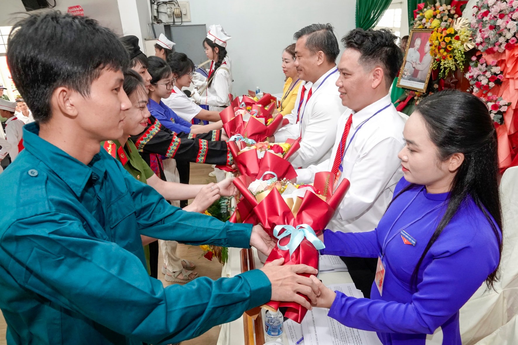 Các lực lượng nhân dân tặng hoa đoàn chủ tịch đại hội