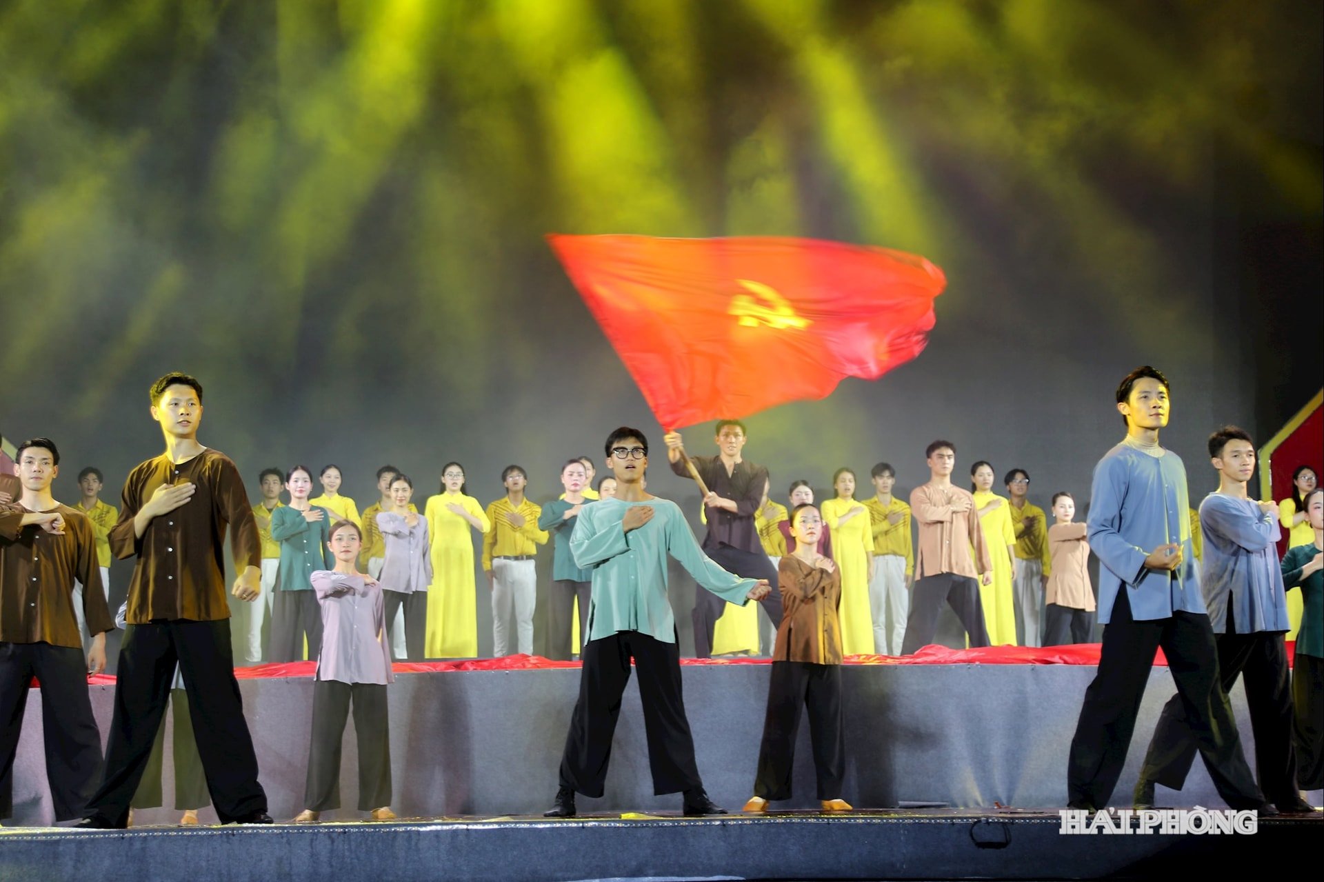 ការ​វាយ​តម្លៃ​ការ​សម្តែង​សិល្បៈ​ដើម្បី​អបអរ​ជោគជ័យ​នៃ​សមាជ​គណបក្ស​ក្រុង​នៅ​ទីលាន​មហោស្រព​ទីក្រុង