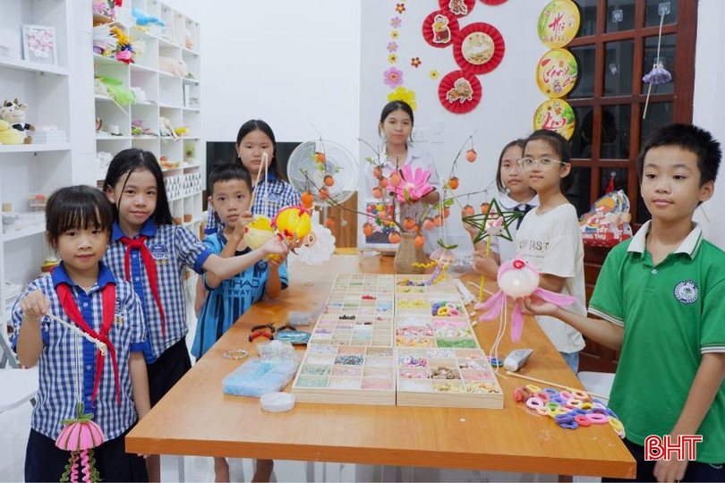 Các em nhỏ tự làm đèn Trung thu cho chính mình.
