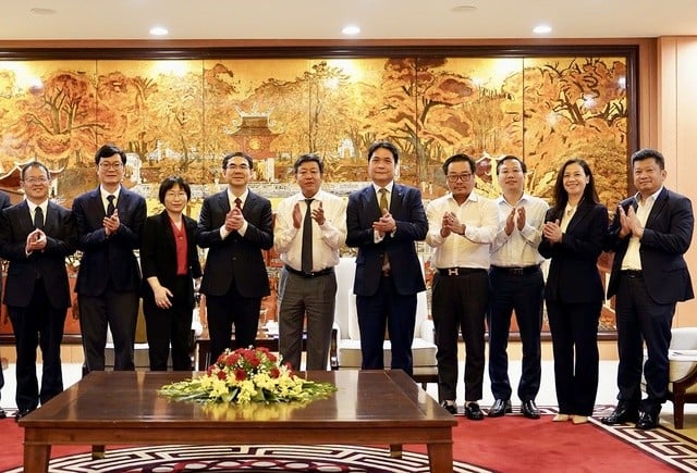 Các đại biểu tham dự buổi làm việc chụp ảnh lưu niệm. (Ảnh: T.L)