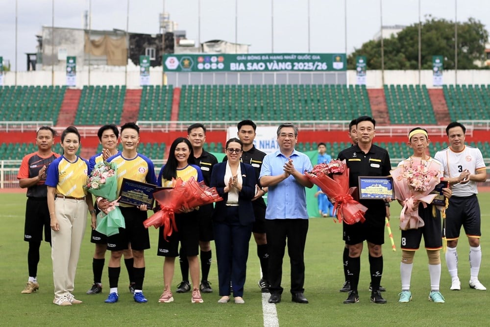 Ho-Chi-Minh-Stadt organisiert ein besonderes Freundschaftsspiel, um 2 Milliarden VND zur Unterstützung des kubanischen Volkes zu sammeln – Foto 1