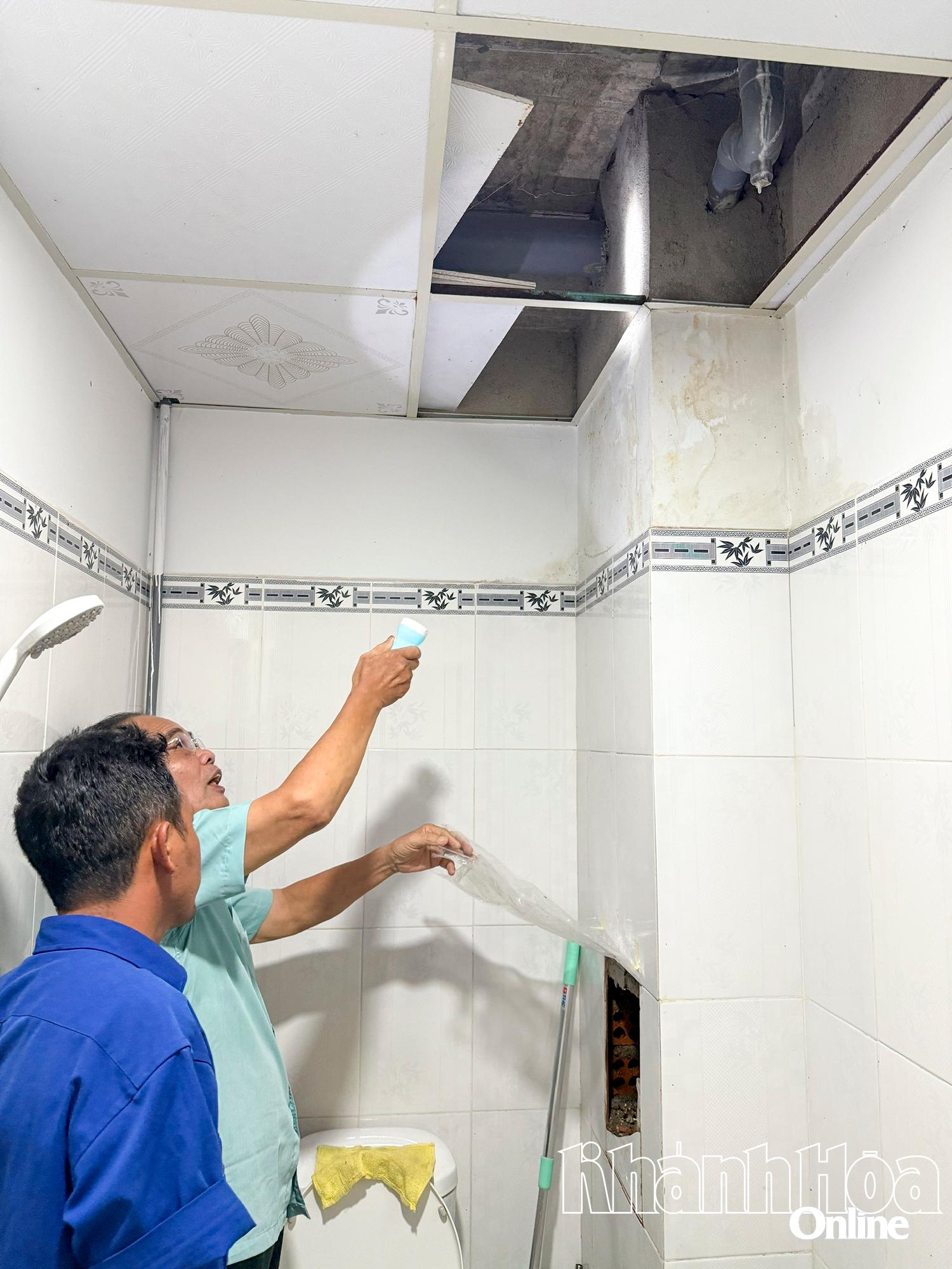 In der Wohnung von Herrn Tran Trong Dai  trat Wasser aus dem Badezimmer aus,  das sich bis in die Küche ausbreitete.
