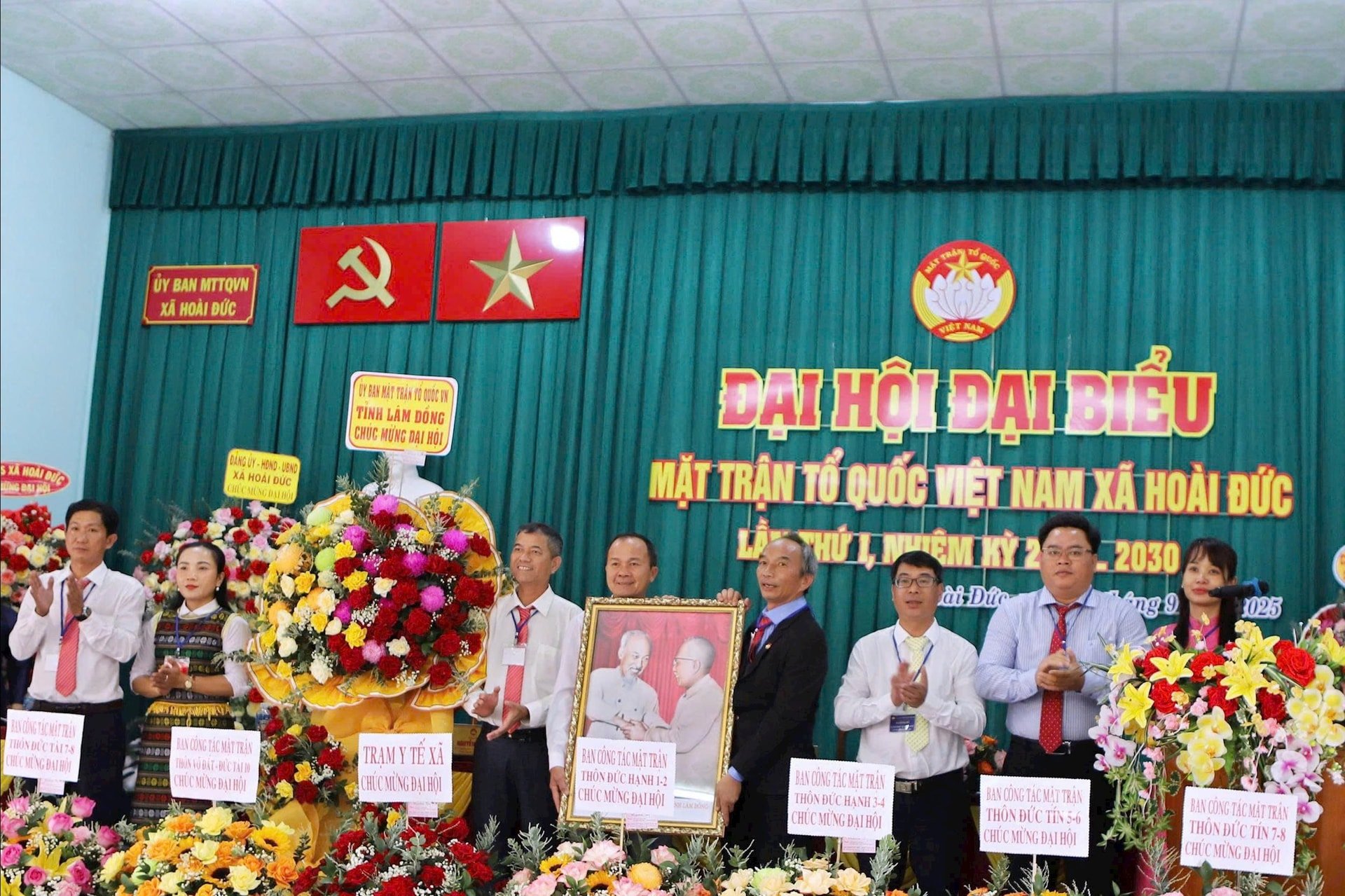 រណសិរ្ស​មាតុភូមិ​វៀតណាម​ខេត្ត​បាន​ជូន​កម្រងផ្កា និង​រូបភាព​លោក​ពូ ហូ ដល់​រណសិរ្សមាតុភូមិ​វៀតណាម ឃុំ Hoai Duc។