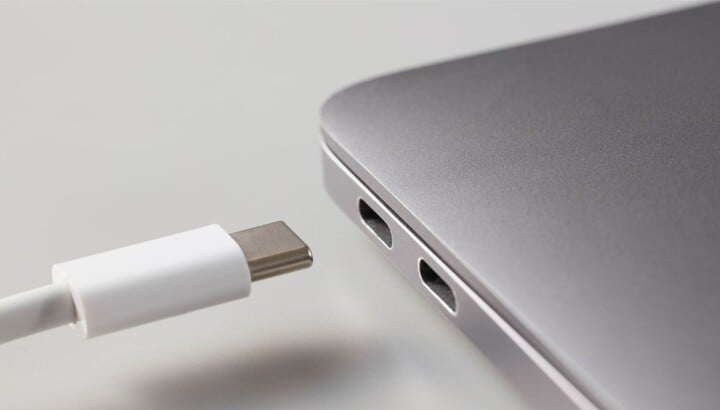 រន្ធសាក USB-C ត្រូវបានរកឃើញនៅលើទូរស័ព្ទ និងកុំព្យូទ័រយួរដៃ។