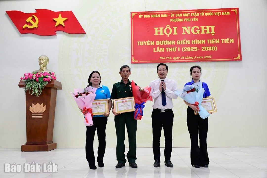 ថ្នាក់ដឹកនាំគណៈកម្មាធិការមជ្ឈិមរណសិរ្សមាតុភូមិវៀតណាមនៃវួដ Phu Yen បានប្រគល់ប័ណ្ណសរសើរដល់សមូហភាពឆ្នើម។