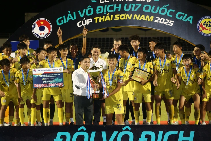 Không chỉ vô địch quốc gia, U17 Hà Nội còn 'càn quét' sạch các danh hiệu cá nhân - Ảnh 2.