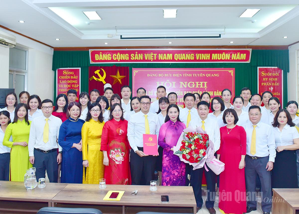 គណៈប្រតិភូបានថតរូបអនុស្សាវរីយ៍ជាមួយថ្នាក់ដឹកនាំ បុគ្គលិក និងសមាជិកបក្សនៃគណៈកម្មាធិការបក្សប៉ុស្តិ៍ខេត្ត Tuyen Quang។
