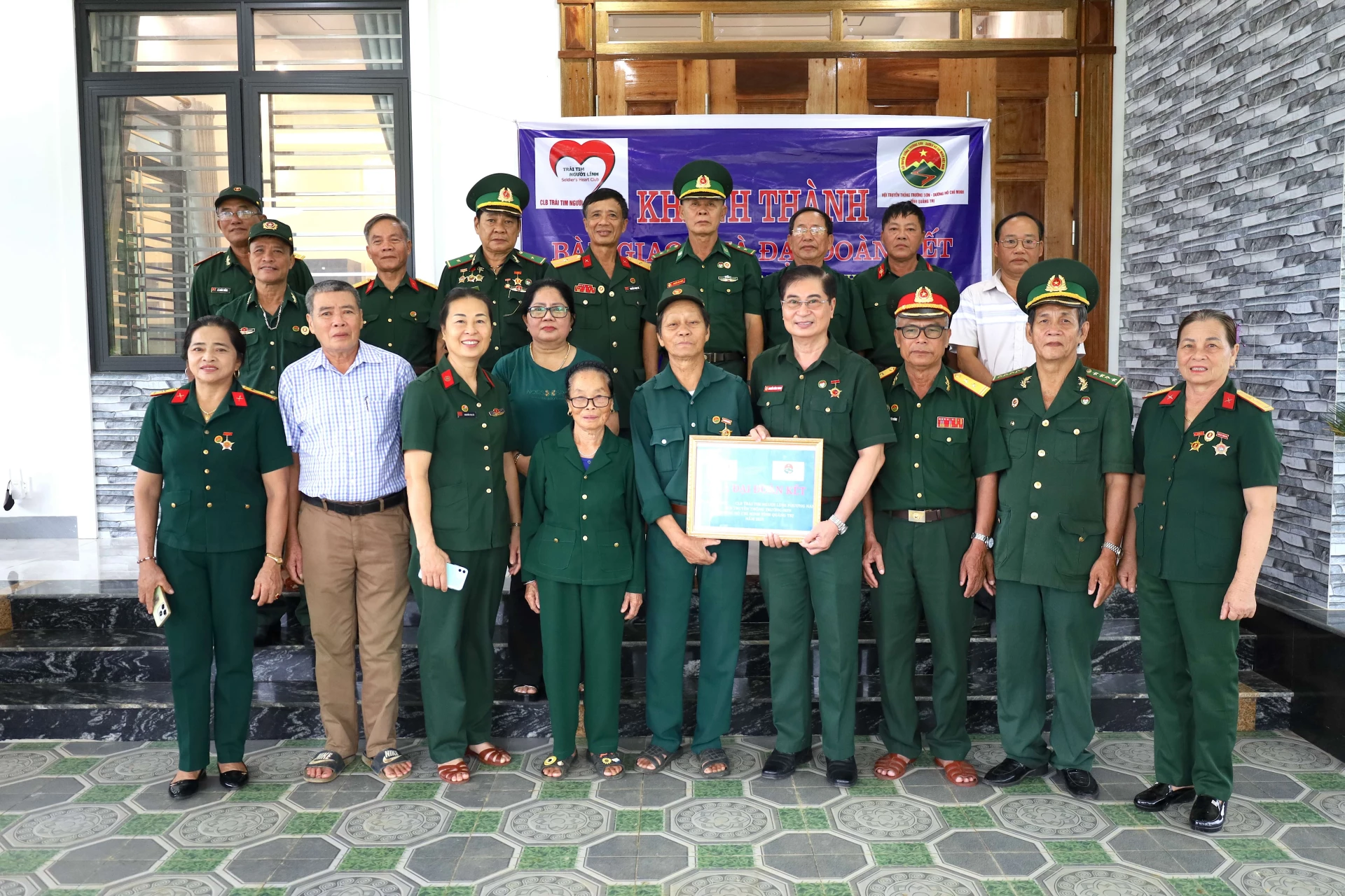 ប្រគល់ផ្ទះ Great Unity ជូនអតីតយុទ្ធជន Cao Non Song នៅឃុំ Kim Phu ។