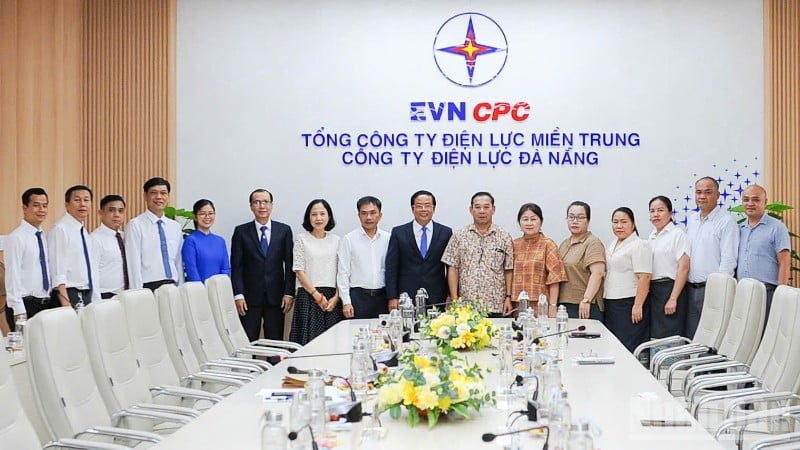 Pasaxon Newspaper delegation took souvenir photo with Da Nang Electricity Company.