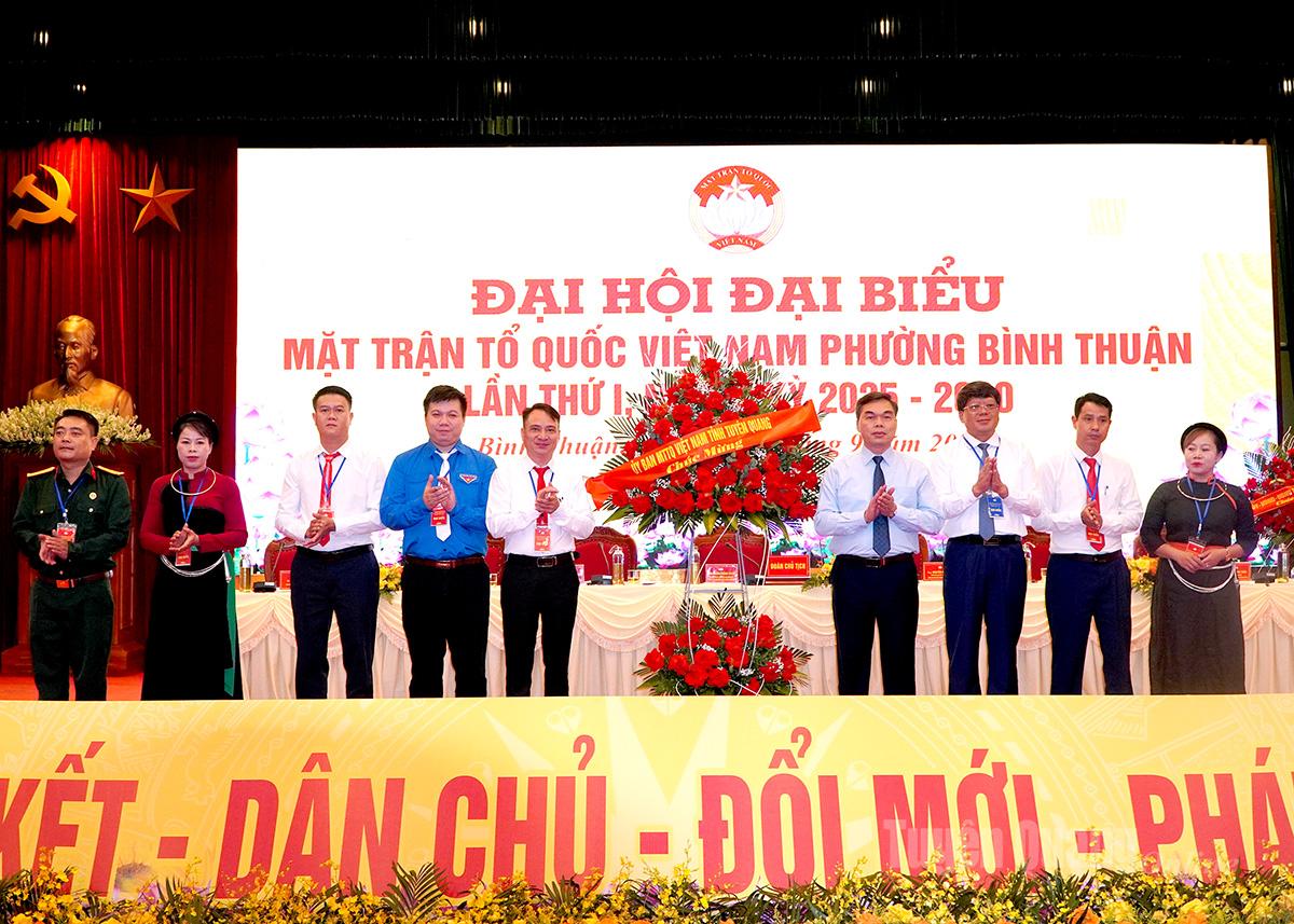 សមមិត្ត Ma The Hong លេខារងគណៈកម្មាធិការបក្សខេត្ត ប្រធានគណៈកម្មាធិការរណសិរ្សមាតុភូមិវៀតណាមខេត្ត ជូនកម្រងផ្កាអបអរសាទរមហាសន្និបាត។