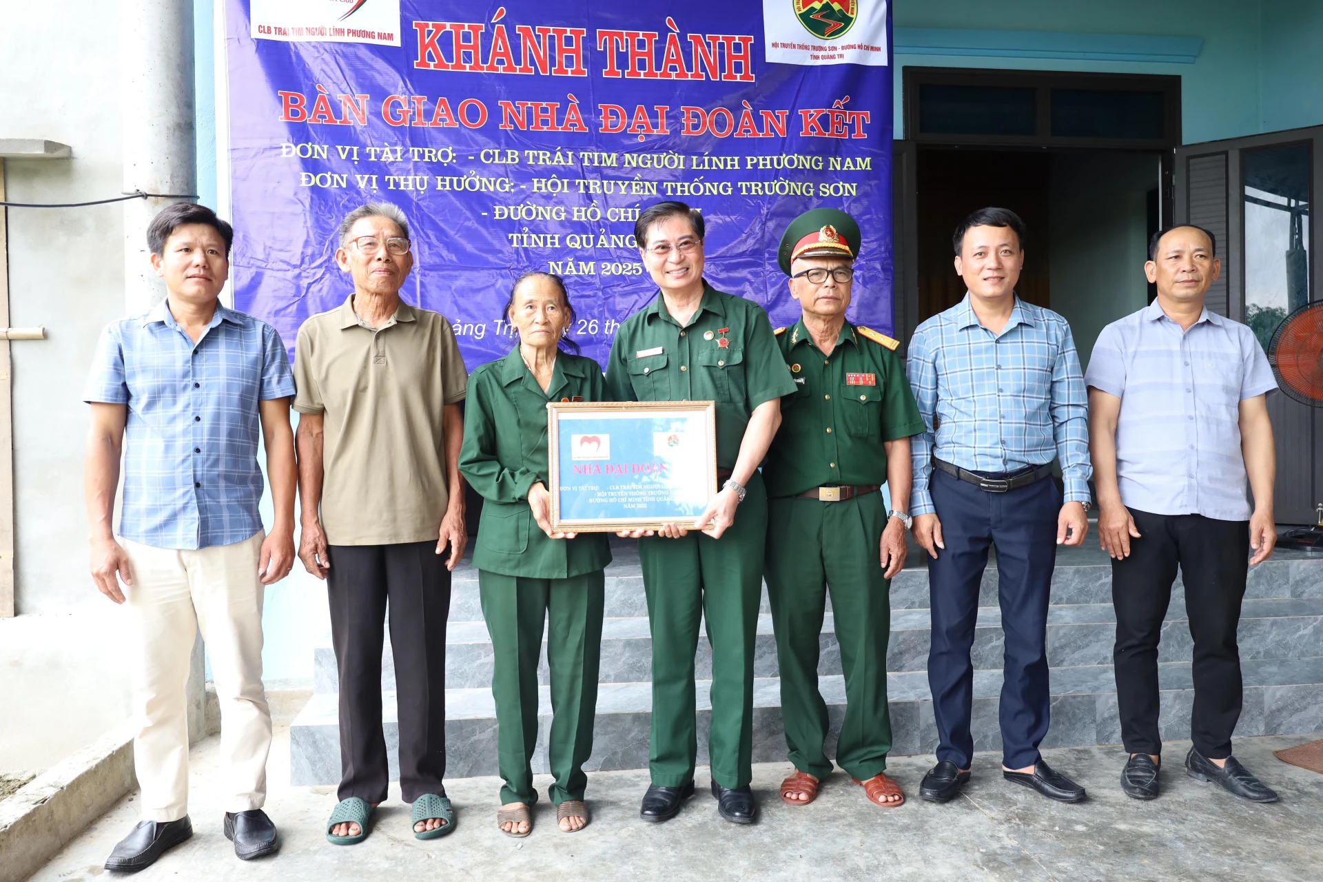 ប្រគល់ផ្ទះ Great Unity ជូនអតីតយុទ្ធជន Phan Thi Lai នៅឃុំ Phu Trach ។