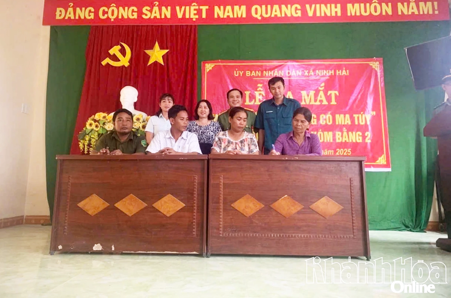 Representatives of the People's Committee of the commune and forces and organizations signed a commitment to strictly comply with legal regulations.