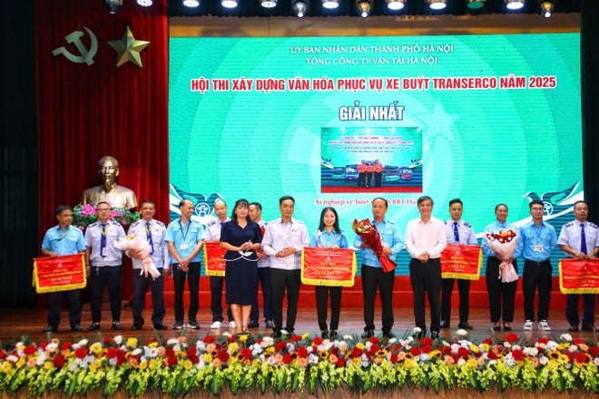 Preisverleihung an Einheiten beim Wettbewerb zum Aufbau einer Busservice-Kultur. (Foto: Viet Hung/Vietnam+)