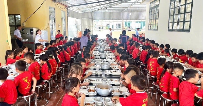 Bữa ăn tại trường của học sinh Trường phổ thông dân tộc bán trú Tiểu học và Trung học cơ sở Na Ư, tỉnh Điện Biên.