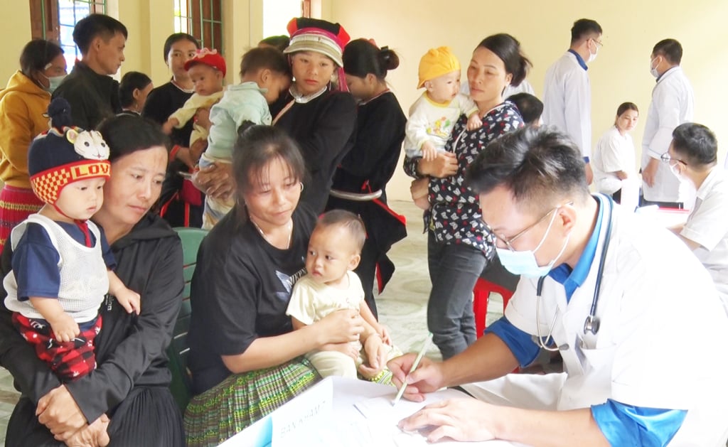 Nỗ lực thực hiện các chính sách an sinh xã hội khám bệnh, cấp phát thuốc miễn phí cho các đối tượng là đồng bào dân tộc thiểu số.