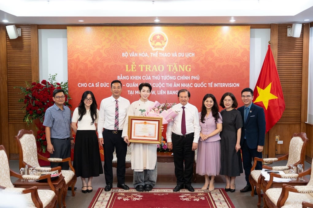 Ca sĩ Đức Phúc nhận bằng khen của Thủ tướng Chính phủ - 2