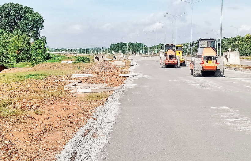 The service road next to the Hanoi Capital Region's Ring Road 5 section passing through Thai Nguyen province is being built to develop industrial parks, clusters and urban areas.