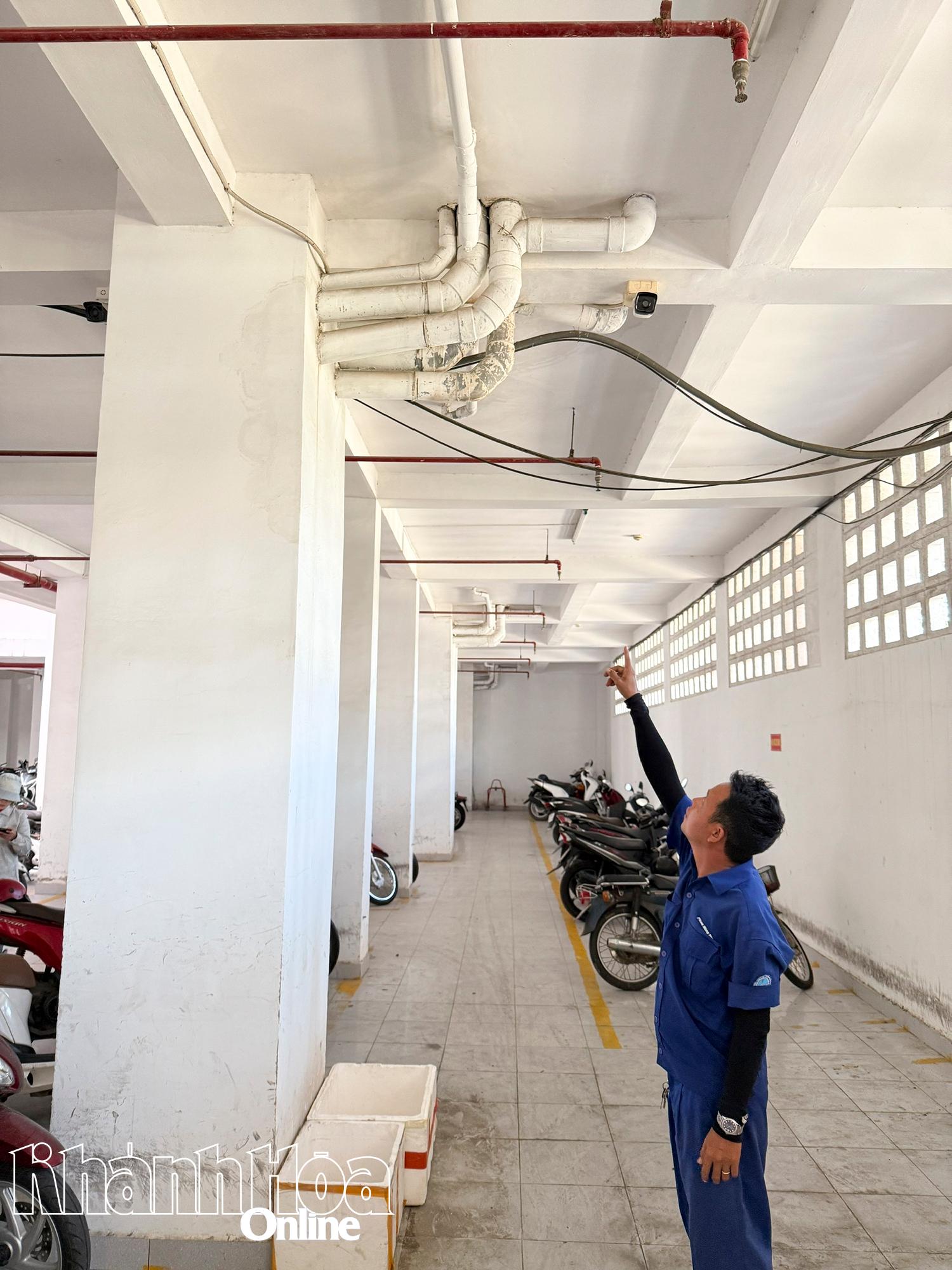Die Garage des An Thinh Apartments war undicht. Die Bewohner mussten Schaumstoffboxen verwenden, um das Wasser aufzufangen, damit es nicht auf den Boden lief.