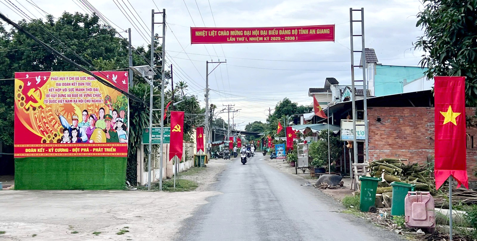 Tuyến đường vào xã Cù Lao Giêng rực rỡ sắc cờ chào mừng đại hội.